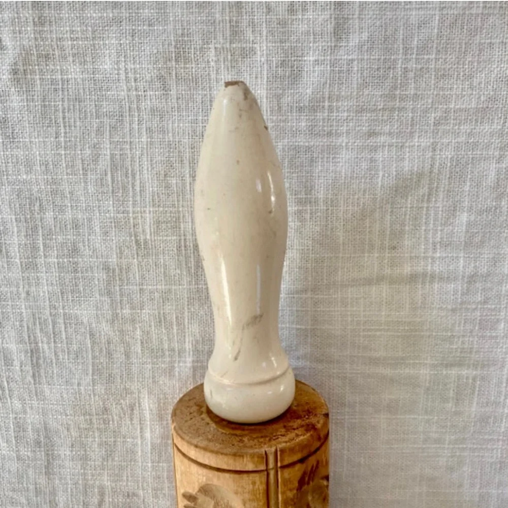 Vintage embossing spingerie folk art rolling pin.